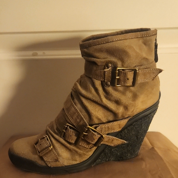 Simply Vera Vera Wang Tan Wedge Slouchy Strappy Suede Ankle Boots Sz 7 BRAND NEW - Picture 1 of 11